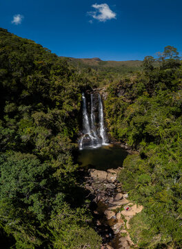 Cachoeira dos Garcias sob c&eacute;u azul l&iacute;mpido, destaque do ecoturismo em Minas Gerais, Brasil.