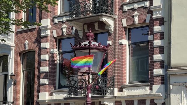 Drapeau arc-en-ciel LGBTQ+ flottant lors de la gay Pride a Amsterdam 
