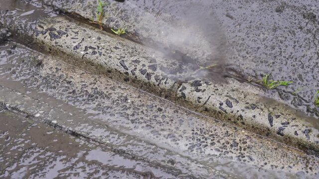 高圧洗浄機で泥を掃除メンテナンス