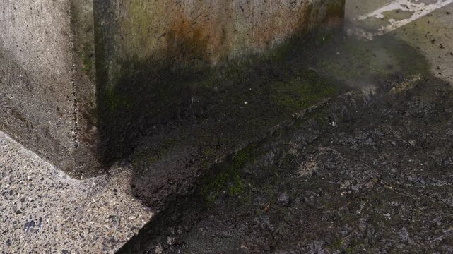 高圧洗浄機で泥を掃除メンテナンス