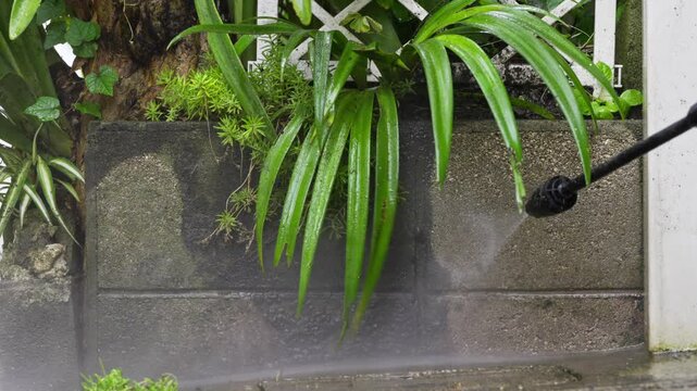 高圧洗浄機で泥を掃除メンテナンス