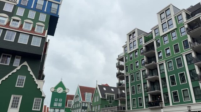 L'h&ocirc;tel Inntel de Zaandam et son architecture embl&eacute;matique de maisons aux pays -bas 
