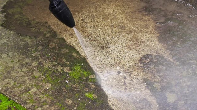 高圧洗浄機で泥を掃除メンテナンス