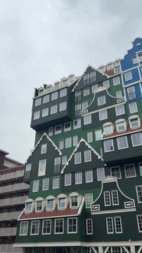 Vid&eacute;o verticale de l'h&ocirc;tel Inntel &agrave; Zaandam avec ses fa&ccedil;ades de maisons hollandaises empil&eacute;es