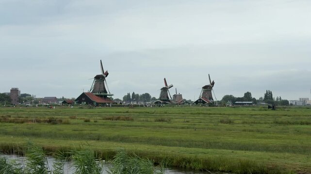 Panorama des moulins &agrave; vent historiques de Zaanse Schans au bord du canal aux Pays-Bas