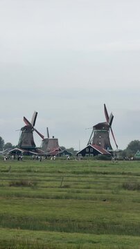 Vue verticale d'un moulin &agrave; vent traditionnel hollandais en fonctionnement &agrave; Zaanse Schans
