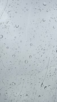 Regentropfen auf Auto-Windschutzscheibe, iPhone 15 Pro, 9:16 4K 60fps, B-Roll, Social Media