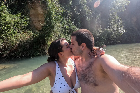 Couple kiss at Gorgo de la Escalera natural pool in Valencia