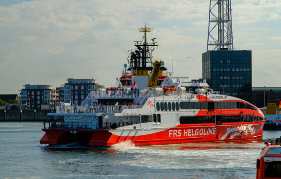 CUXHAVEN, DEUTSCHLAND &ndash; 05.08.2026: Das in Zypern registrierte Passagierschiff HALUNDER JET der Reederei FRS HELGOLINE beim Wenden im Hafen von CUXHAVEN