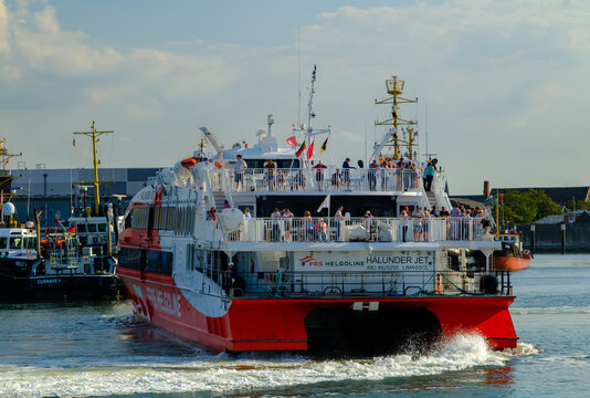 CUXHAVEN, DEUTSCHLAND &ndash; 05.08.2026: Das in Zypern registrierte Passagierschiff HALUNDER JET der Reederei FRS HELGOLINE beim Wenden im Hafen von CUXHAVEN