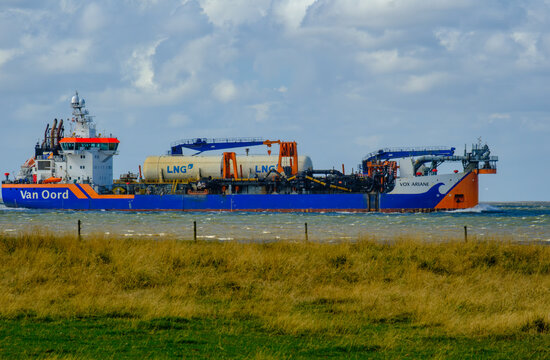 OTTERNDORF, DEUTSCHLAND - 05.08.2026: Der Niederl&auml;ndische,LNG-betriebener Saugbagger VOX ARINE  der Reederei VAN OORD auf der Elbe in der H&ouml;he von Otterndorf