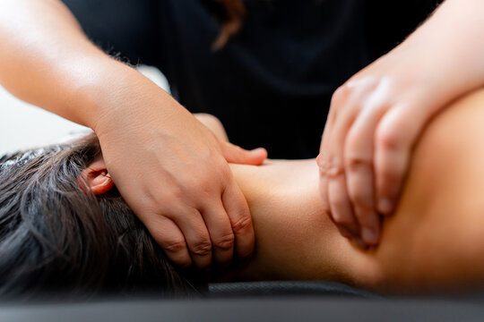 Osteopathy massage treatment for neck pain at clinic