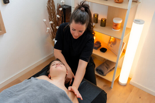 Osteopath provide neck massage treatment in wellness clinic