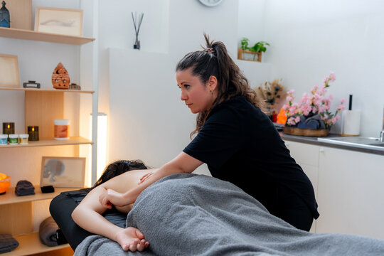 Osteopath provide therapeutic massage in wellness clinic
