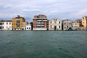 Obraz premium Uferpromenade Zattere in Venedig unter Wolken