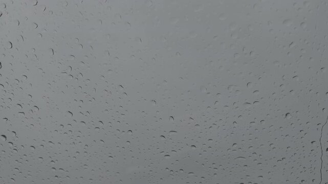 Regentropfen auf Auto-Windschutzscheibe, iPhone 15 Pro ProRes 4K B-Roll