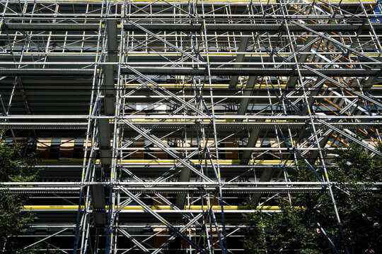 Scaffolding structure covering building facade for renovation work