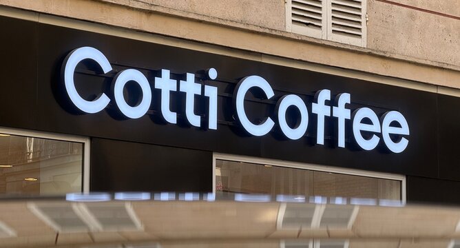 Enseigne de la cha&icirc;ne de caf&eacute;s Cotti Coffee &agrave; Paris. 08/2026.