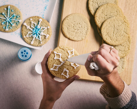 Christmas: Decorating Christmas Cookies With White Icing