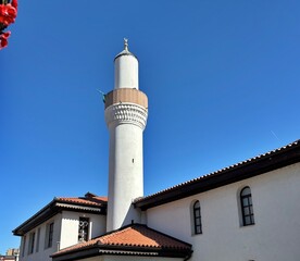 Obraz premium A view of the Arab Mosque, an Ottoman-era structure located in Novi Pazar, Serbia.