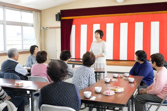 紅白幕の前に集まる敬老会の高齢者