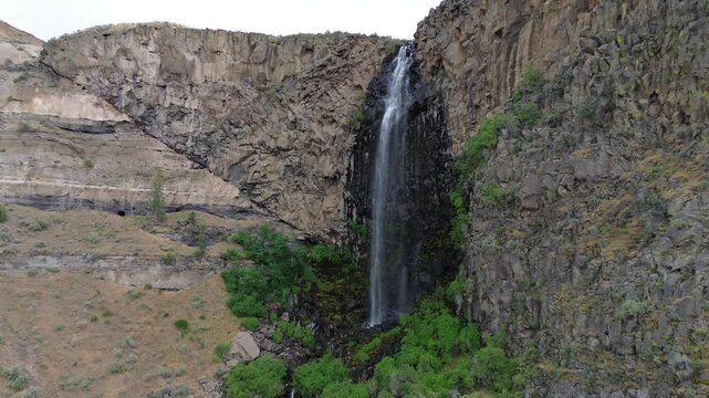 Flying to Billy Chinook Falls - The Cove Palisades State Park, Oregon