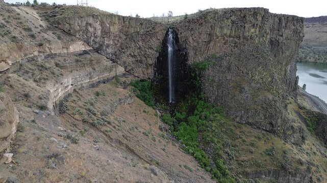 The cliff with Billy Chinook Falls - The Cove Palisades State Park, Oregon