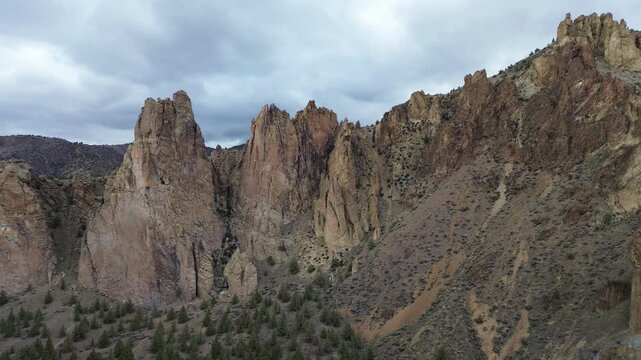 Down to the valley - Smith Rock State Park, Oregon
