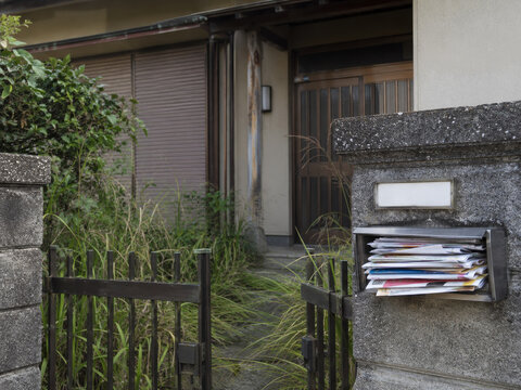 空き家の郵便受けと荒れた玄関まわり