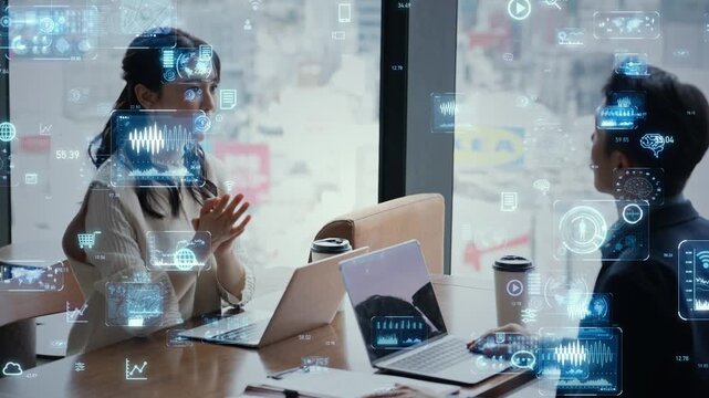 会話する人々とデジタルテクノロジー。ビジネス、DX、IT、会議、システム、クラウド、AI、経営、相談