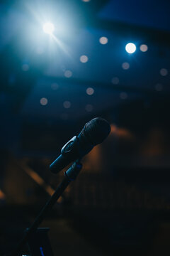 hand holding a microphone