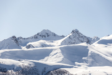 Obraz premium Skiing high up in the mountains in Russia