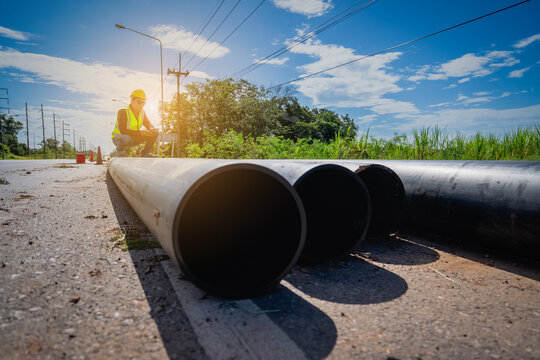 During the installation of the underground drainage system, engineers used tablets to inspect the installation and lay heating pipes in the drainage ditches at the construction site.