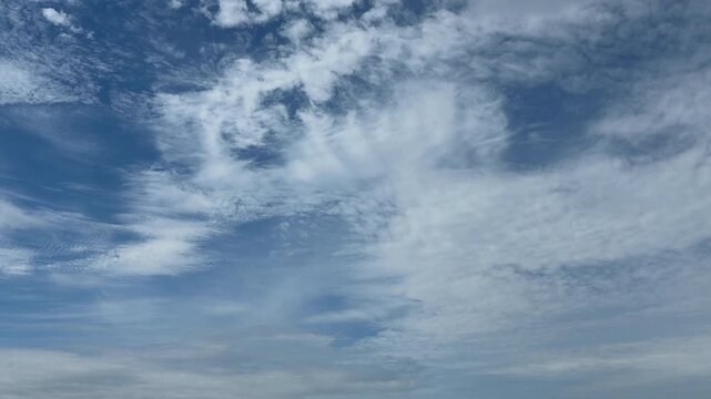 青い空と白い雲が広がる真夏の空