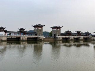 Obraz premium Traditional Chinese Pavilion Bridge Complex Reflected on Calm Water