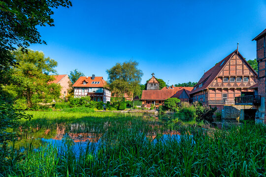 Klosterteich, Wienhausen, Niedersachsen, Deutschland, Wasserm&uuml;hle, Glockenturm St. Marien