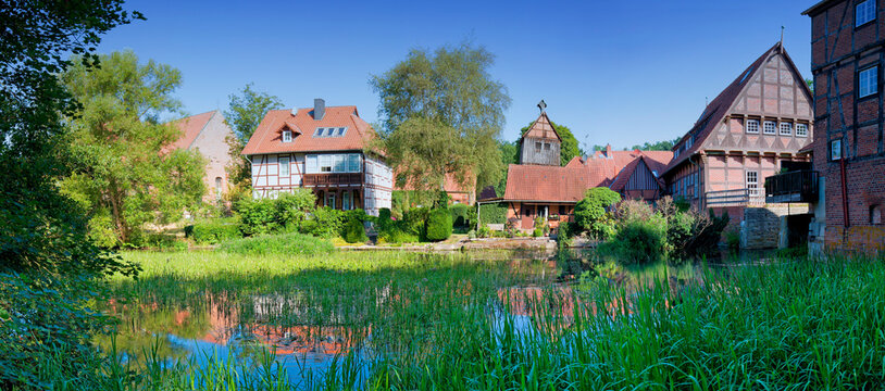 Klosterteich, Wienhausen, Niedersachsen, Deutschland, Wasserm&uuml;hle, Glockenturm St. Marien