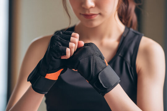 トレーニンググローブを装着する女性