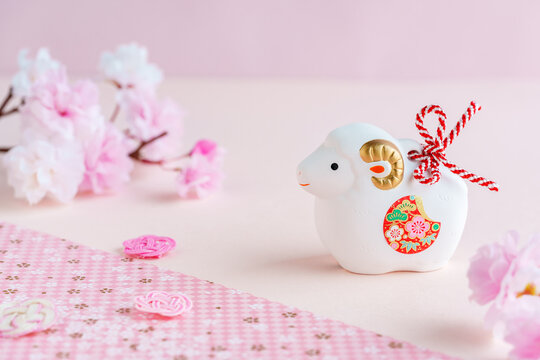 未年の年賀状素材｜羊の土鈴と桜の花