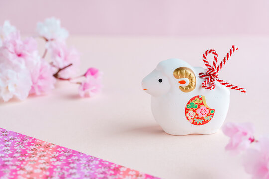 未年の年賀状素材｜羊の土鈴と桜の花