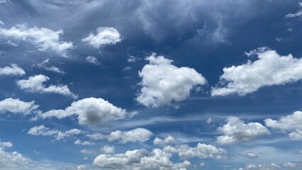 Fototapeta premium Dramatic Blue Sky with Fluffy White Clouds and Bright Atmospheric Background