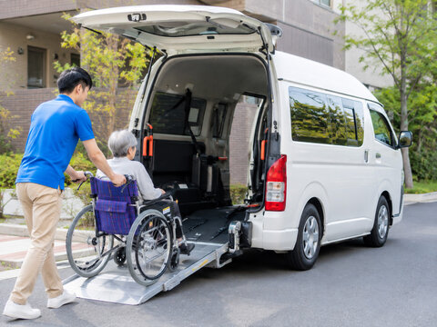 介護タクシー、福祉タクシー、車椅子、福祉車両、高齢者、介助、送迎、バリアフリー、スロープ、移動支援