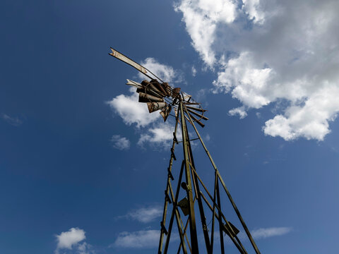 vieille &eacute;olienne en m&eacute;tal rouill&eacute;e