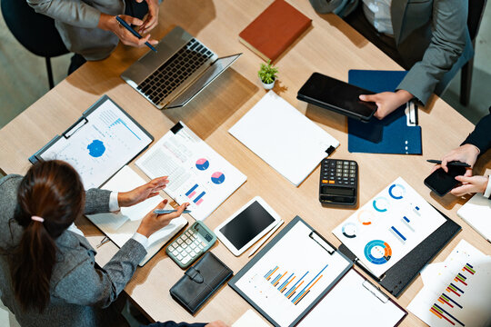 Financier team plans financial project steps in collaborative meeting
