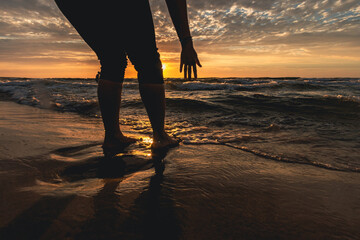 Kobieta na plaży podczas zachodu słońca © Dominik Zarębski