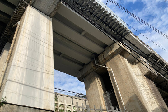 日本東京，都市部を結ぶ鉄道の橋脚頑丈なコンクリート製を見上げる