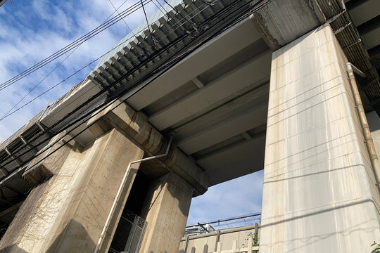 日本東京，都市部を結ぶ鉄道の橋脚頑丈なコンクリート製を見上げる