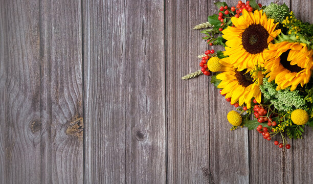 Beautiful autumn background. bouquet with sunflowers on rustic wooden table. seasonal floristic composition. symbol of indian summer, august, end of summer, cozy autumn. flat lay. copy space