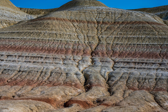 Sedimentary rock layers in Qaraqiya District