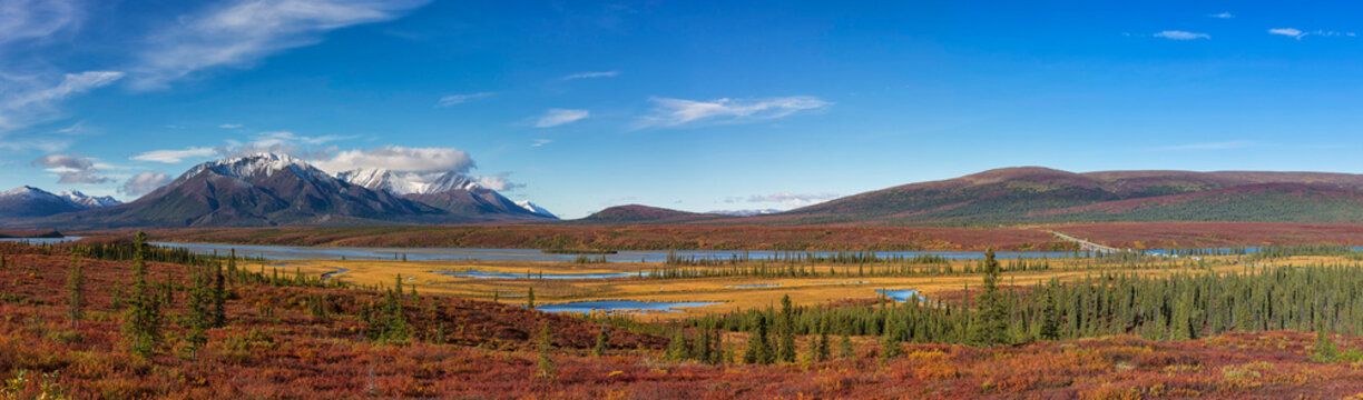 USA, View of landscape in autumn with Susitna River and Alaska Range in background